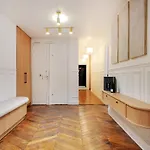 Stunning Property - 4Br-10P - Louvre